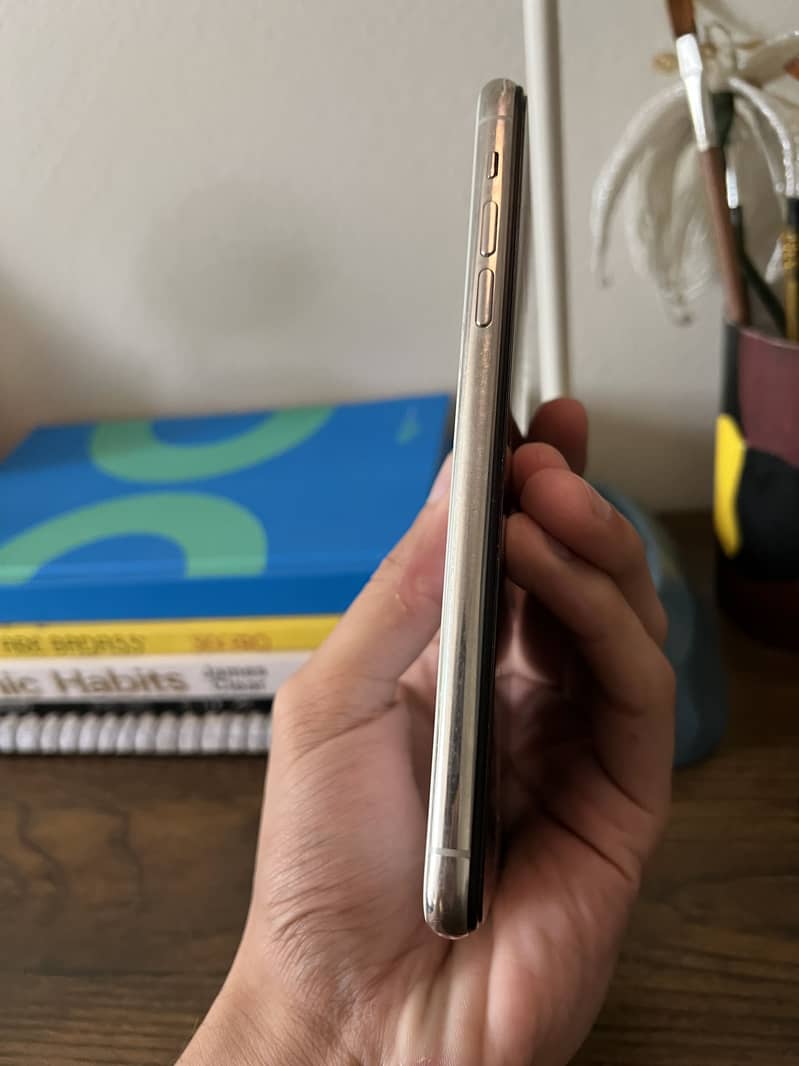 Apple iPhone 11 Pro Max 4