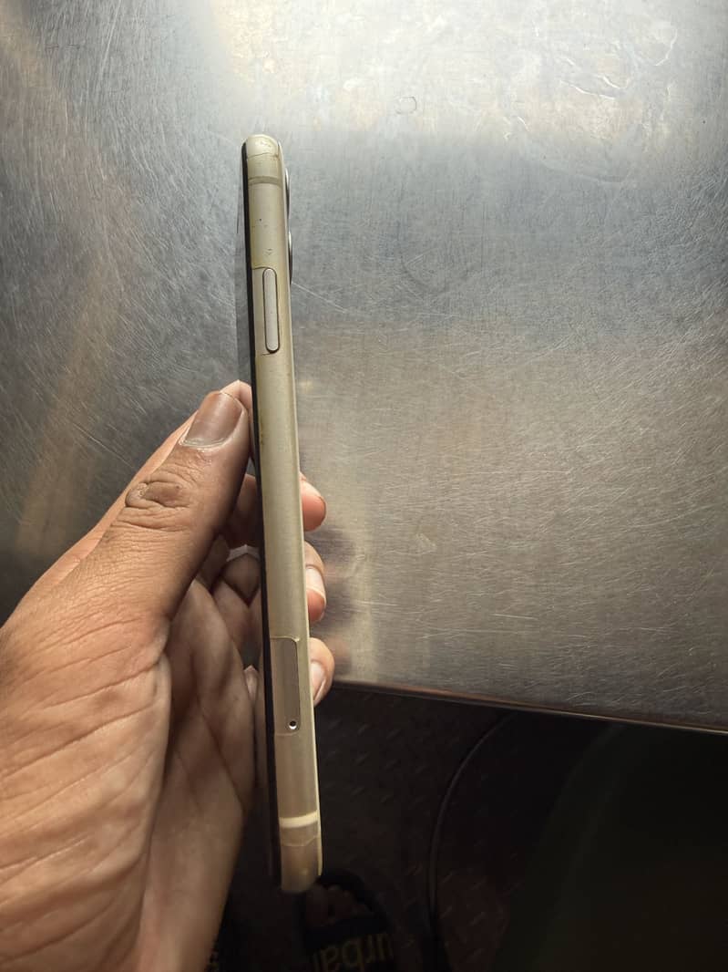 Apple iPhone 11 4