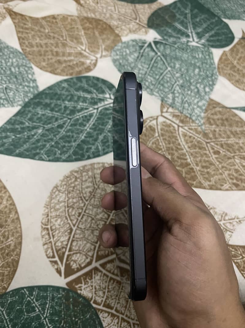 Apple iPhone 15 Pro 4