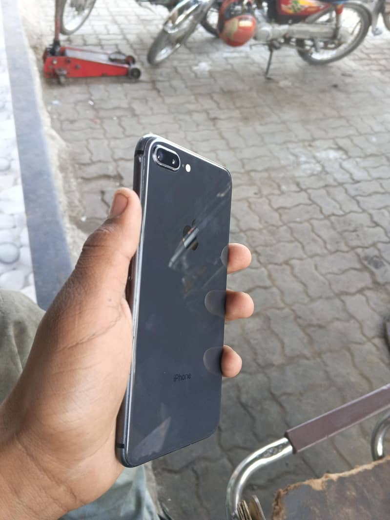 Apple iPhone 8 Plus 4