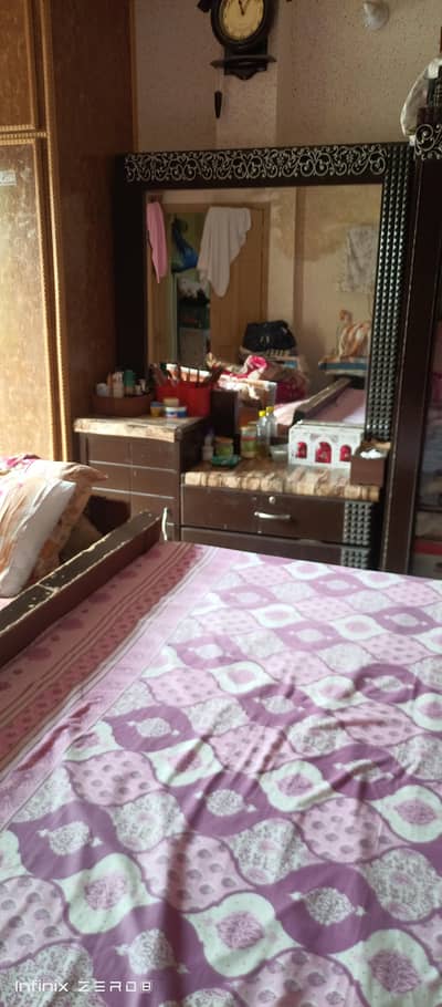 Dressing table with mirro