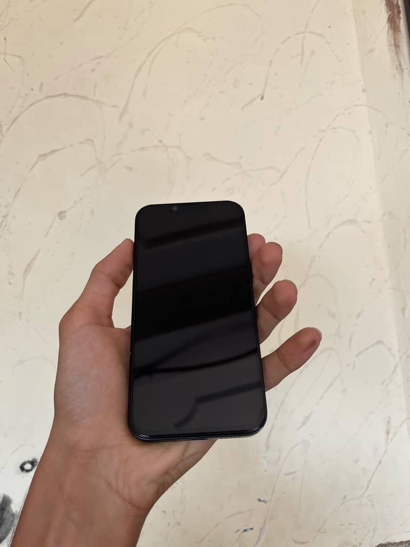 Apple iPhone 16e 1