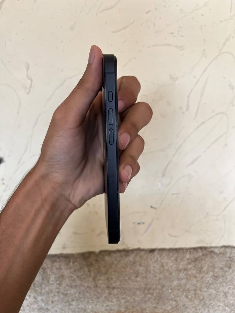 Apple iPhone 16e 5