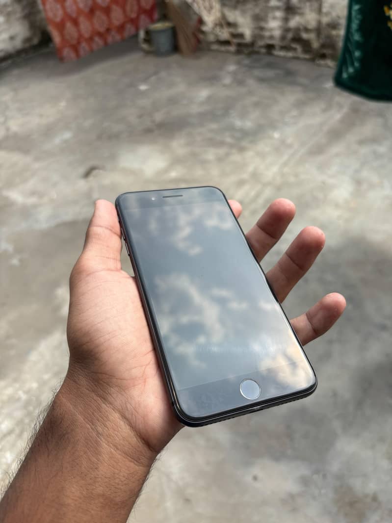 Apple iPhone 8 Plus 1