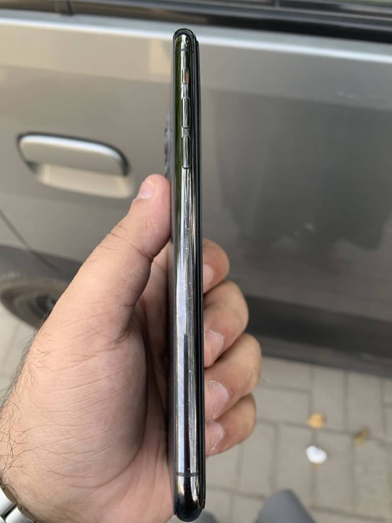 Apple iPhone 11 Pro Max 4