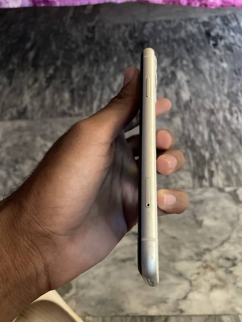 Apple iPhone 11 4