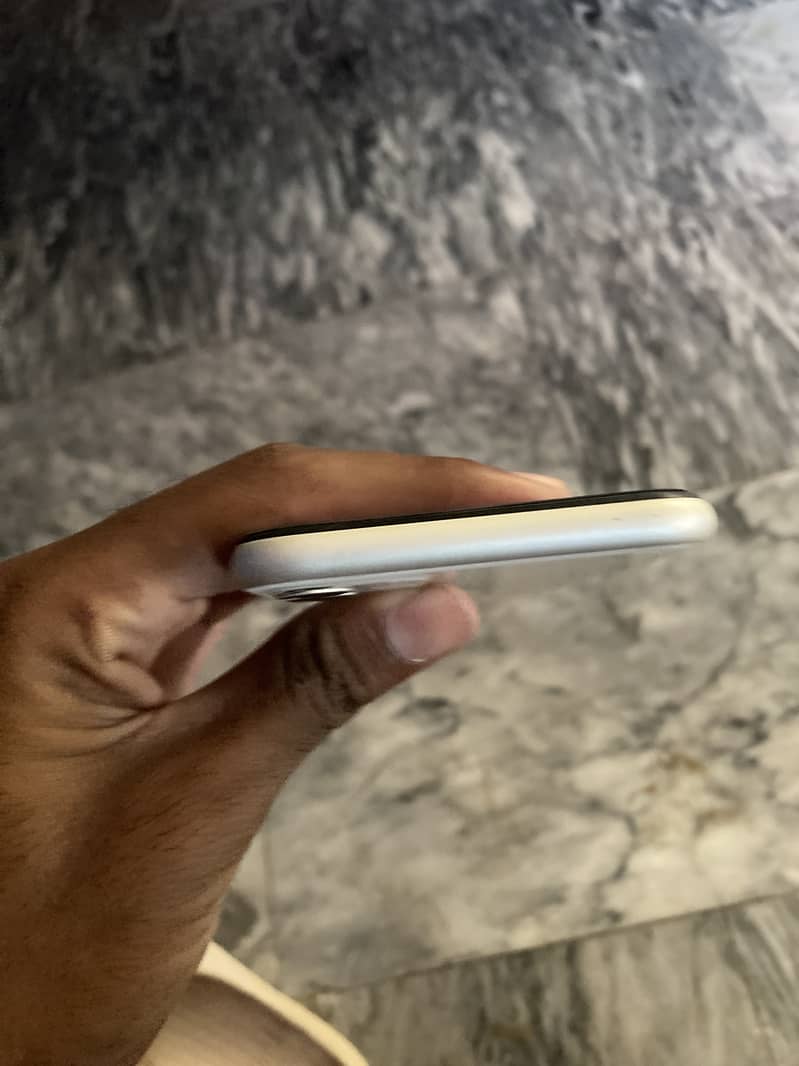 Apple iPhone 11 7