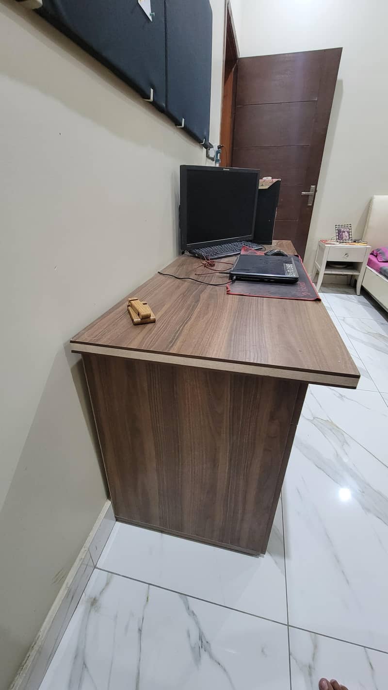 computer Table 6