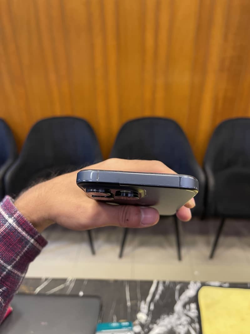 Apple iPhone 15 Pro Max 4