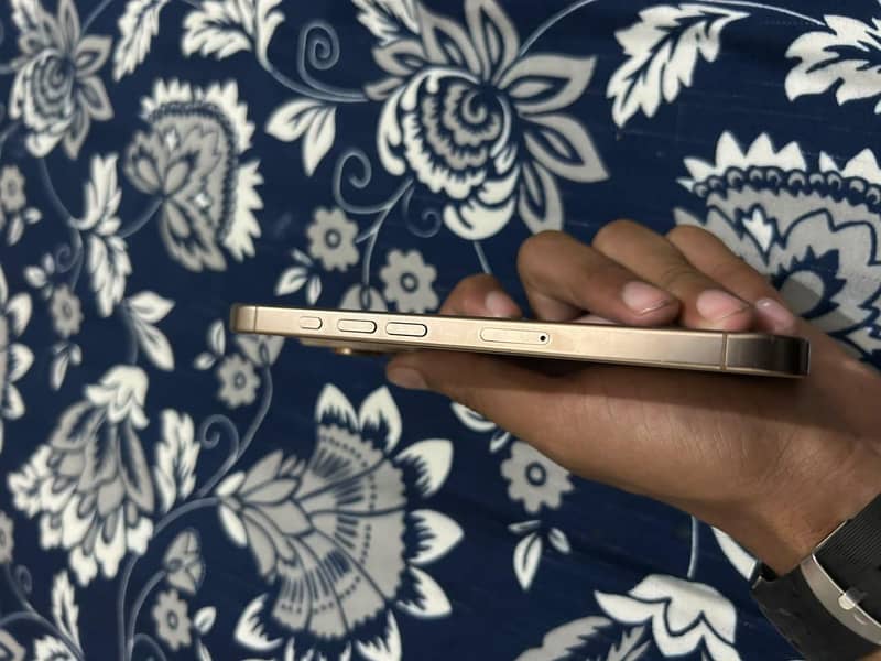 Apple iPhone 16 Pro 3