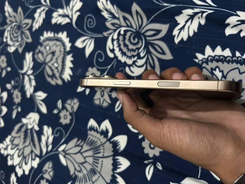 Apple iPhone 16 Pro 4