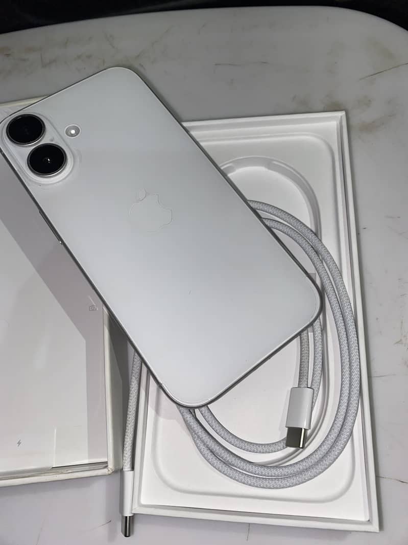 Apple iPhone 16 2