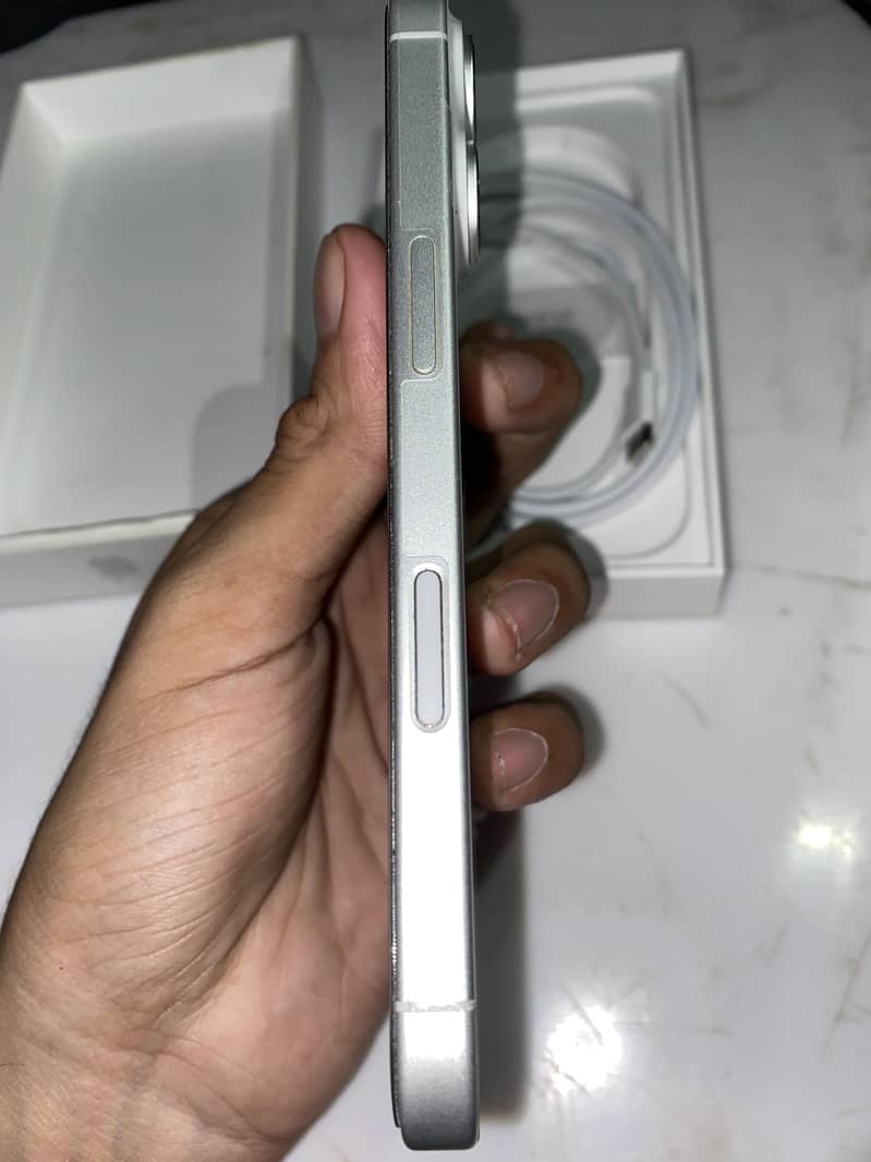 Apple iPhone 16 3