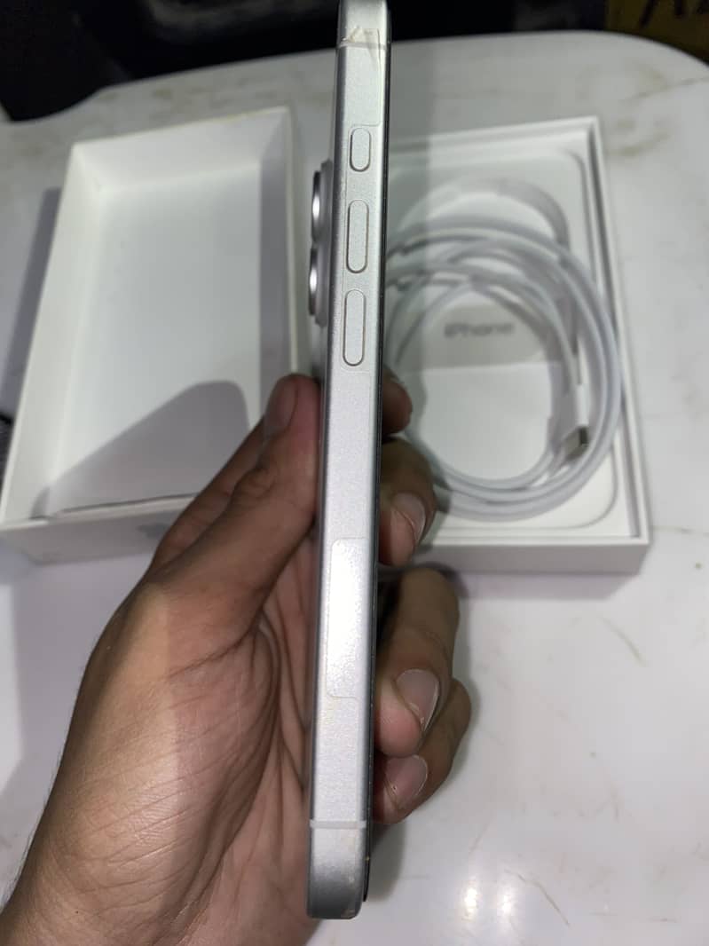 Apple iPhone 16 4