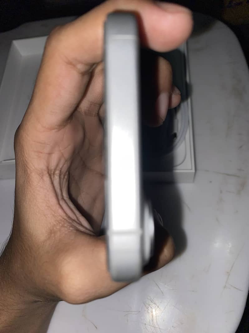 Apple iPhone 16 6