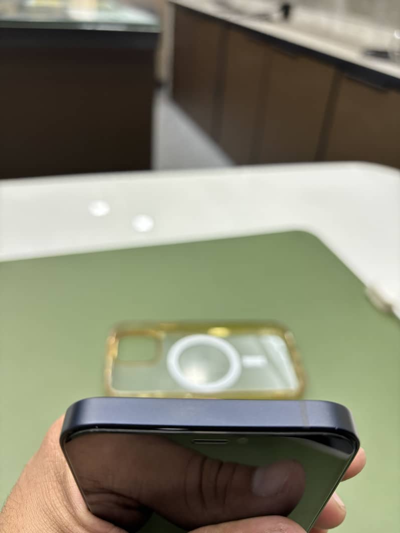 Apple iPhone 12 4