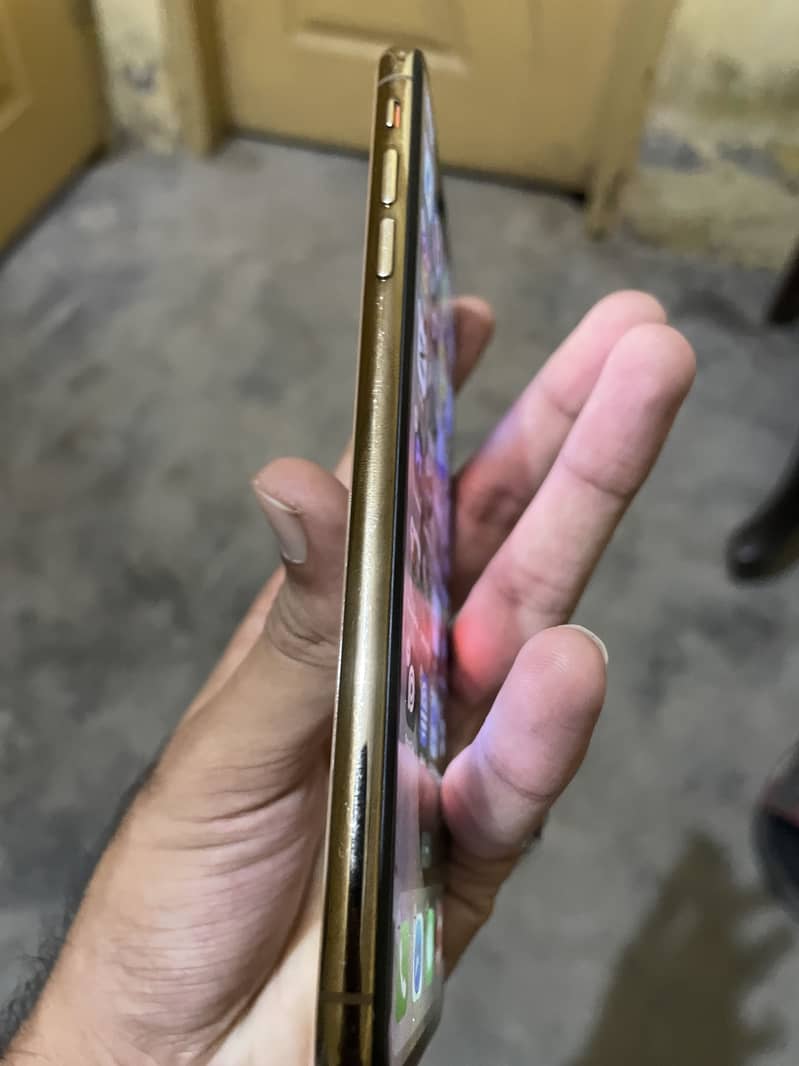 Apple iPhone XS Max 3