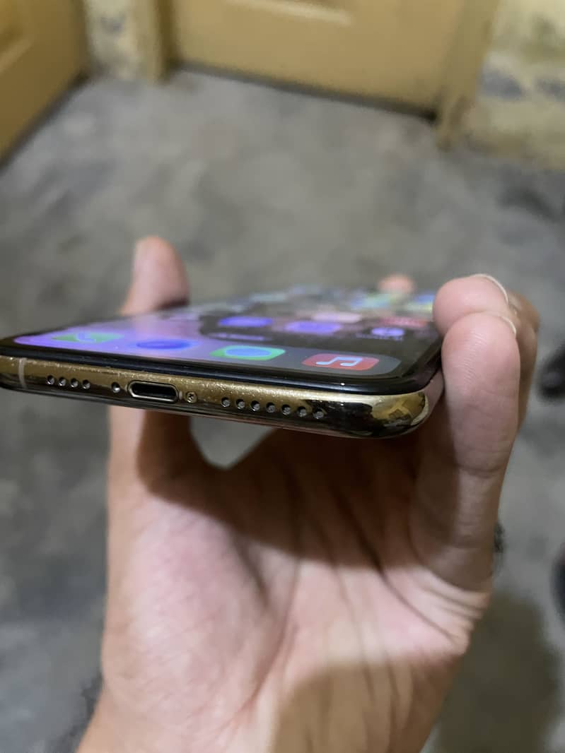 Apple iPhone XS Max 5