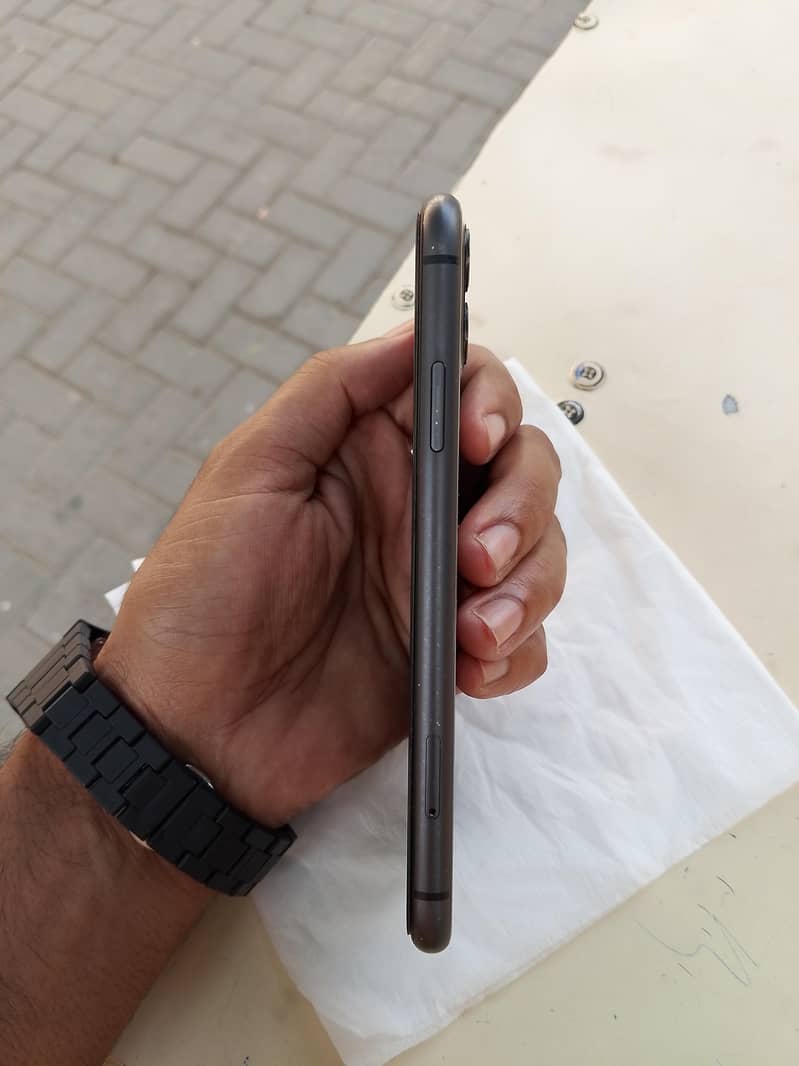 Apple iPhone 11 4