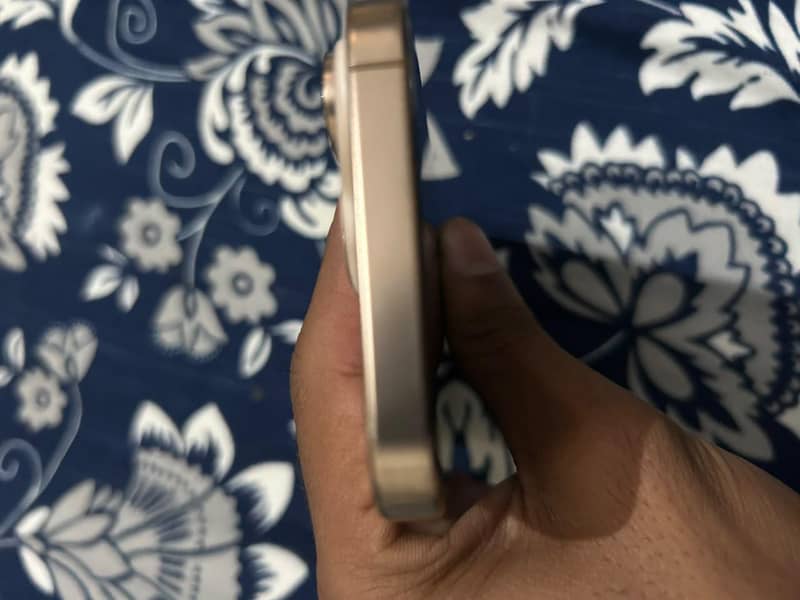 Apple iPhone 16 Pro 2