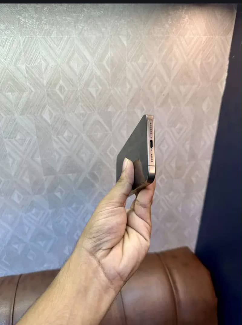 Apple iPhone 16 Pro Max 4
