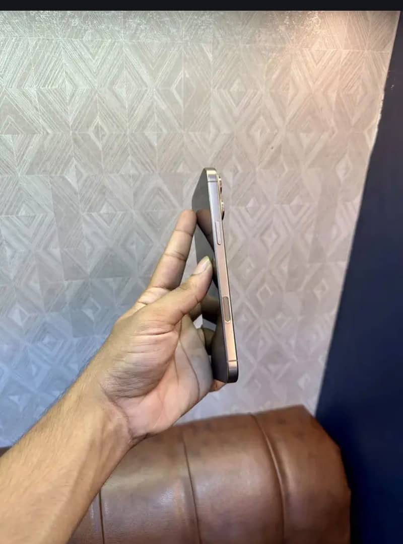 Apple iPhone 16 Pro Max 5