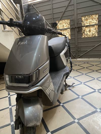 Revoo A12 with Rear stand