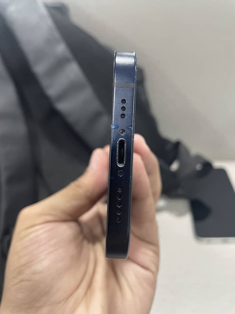 Apple iPhone 12 4
