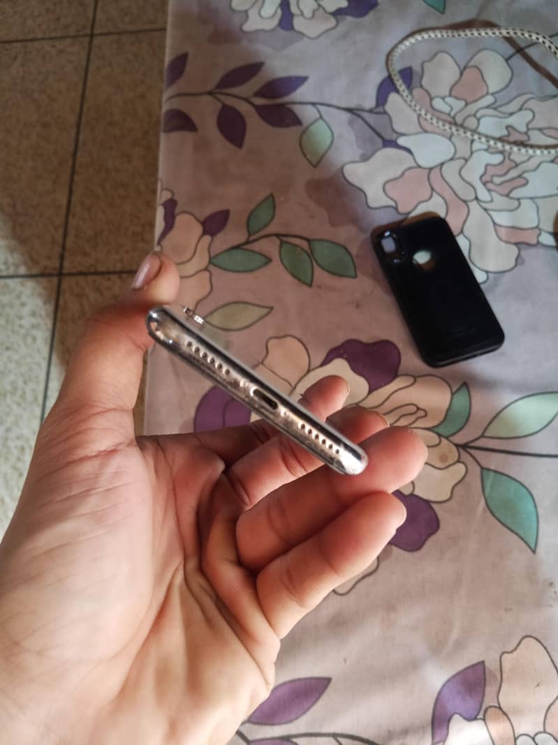 Apple iPhone X 4