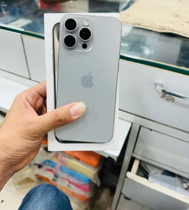 Apple iPhone 15 Pro Max 0