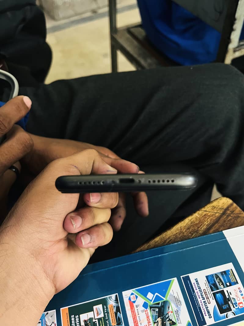 Apple iPhone 11 3