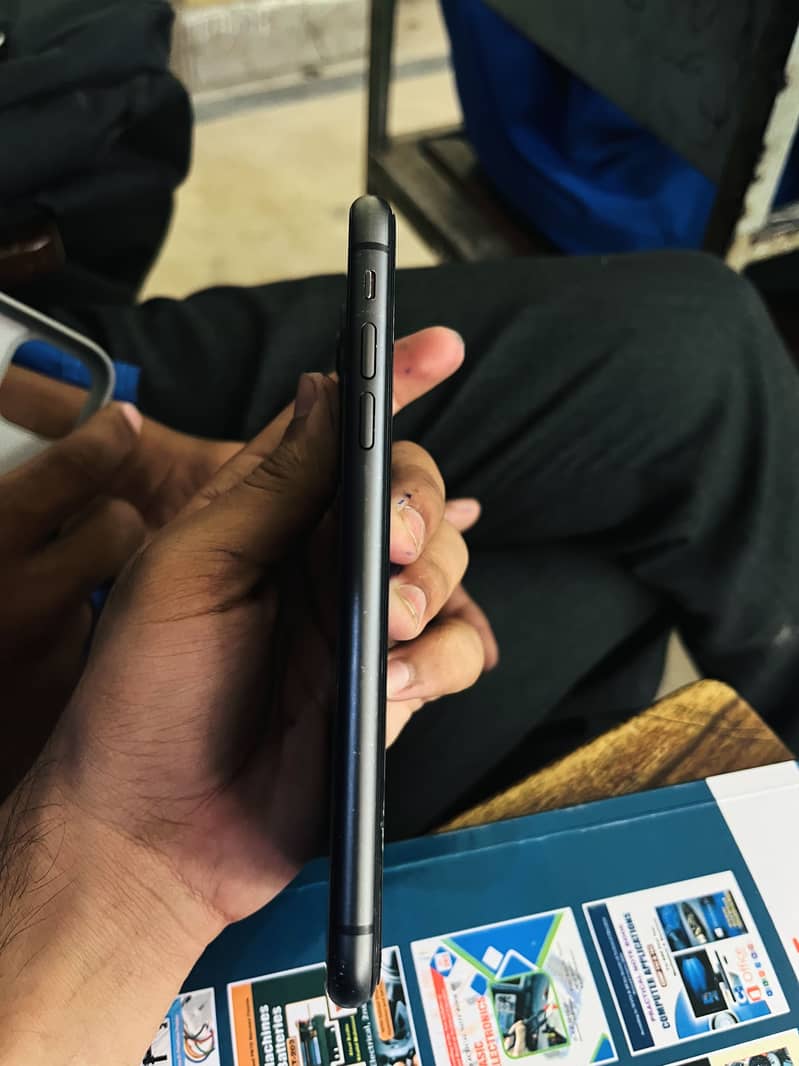 Apple iPhone 11 4