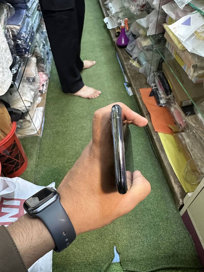 Apple iPhone 11 Pro Max 4