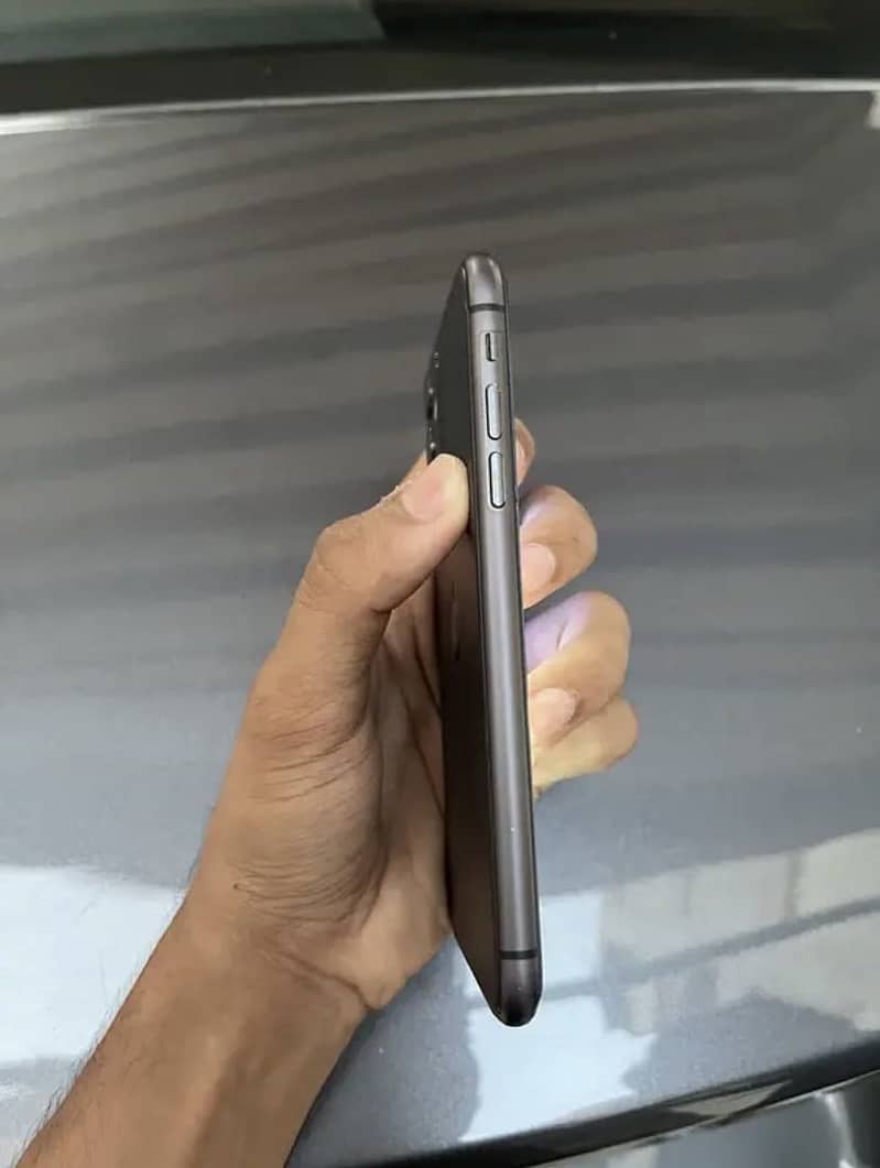 Apple iPhone 11 4