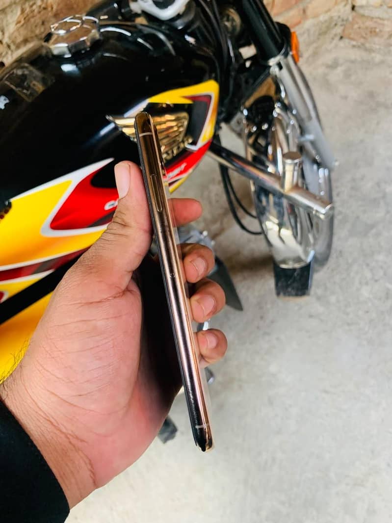 Apple iPhone XS Max 3