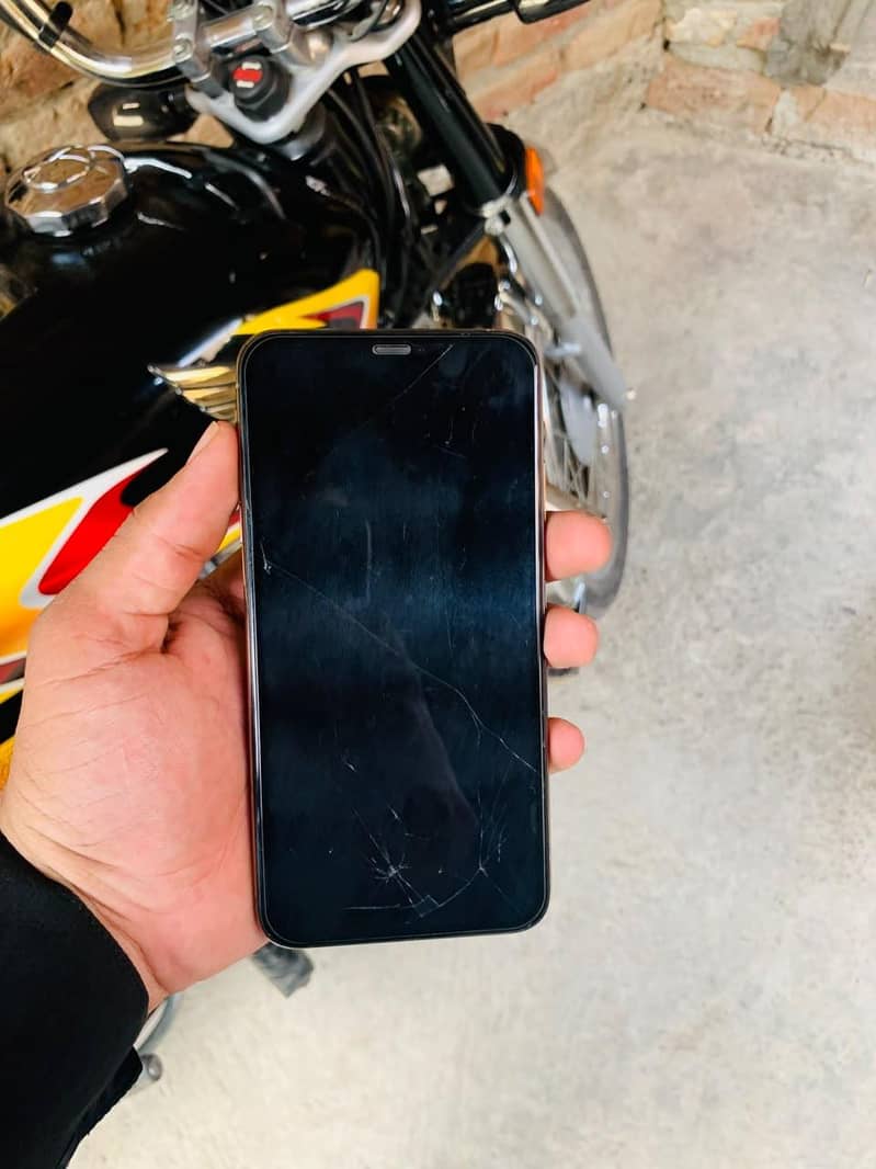 Apple iPhone XS Max 7