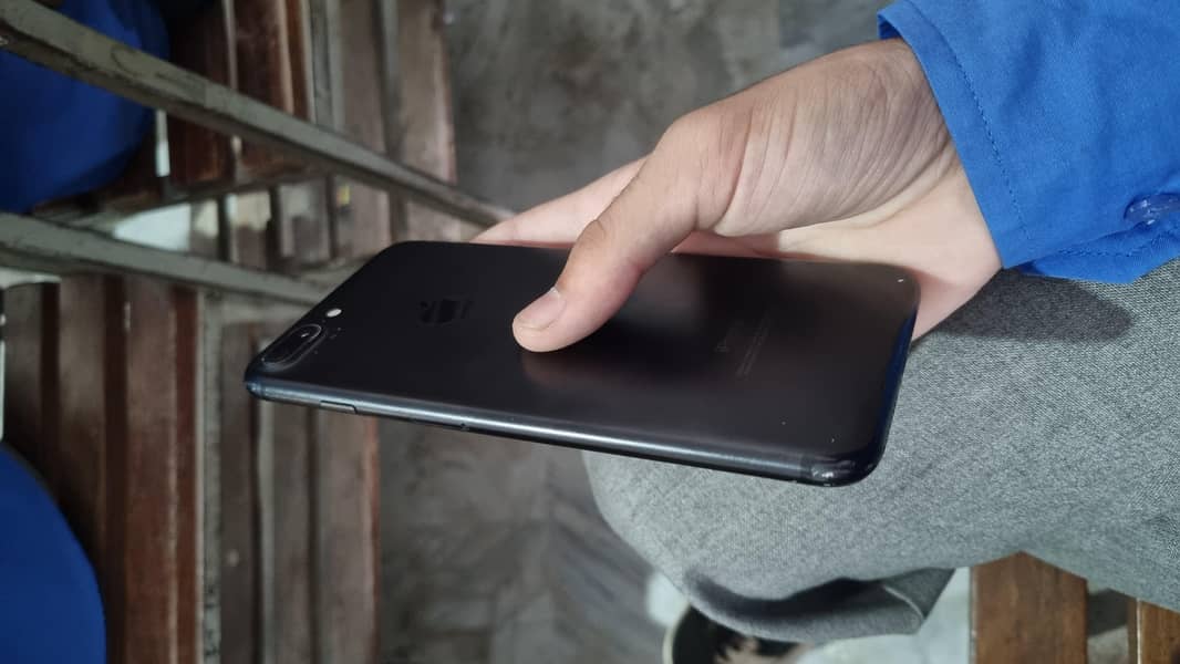 Apple iPhone 7 Plus 5