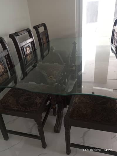 six wioden chairs top glass