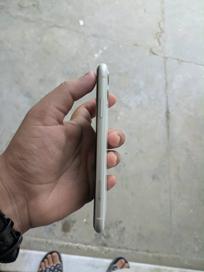 Apple iPhone 11 3