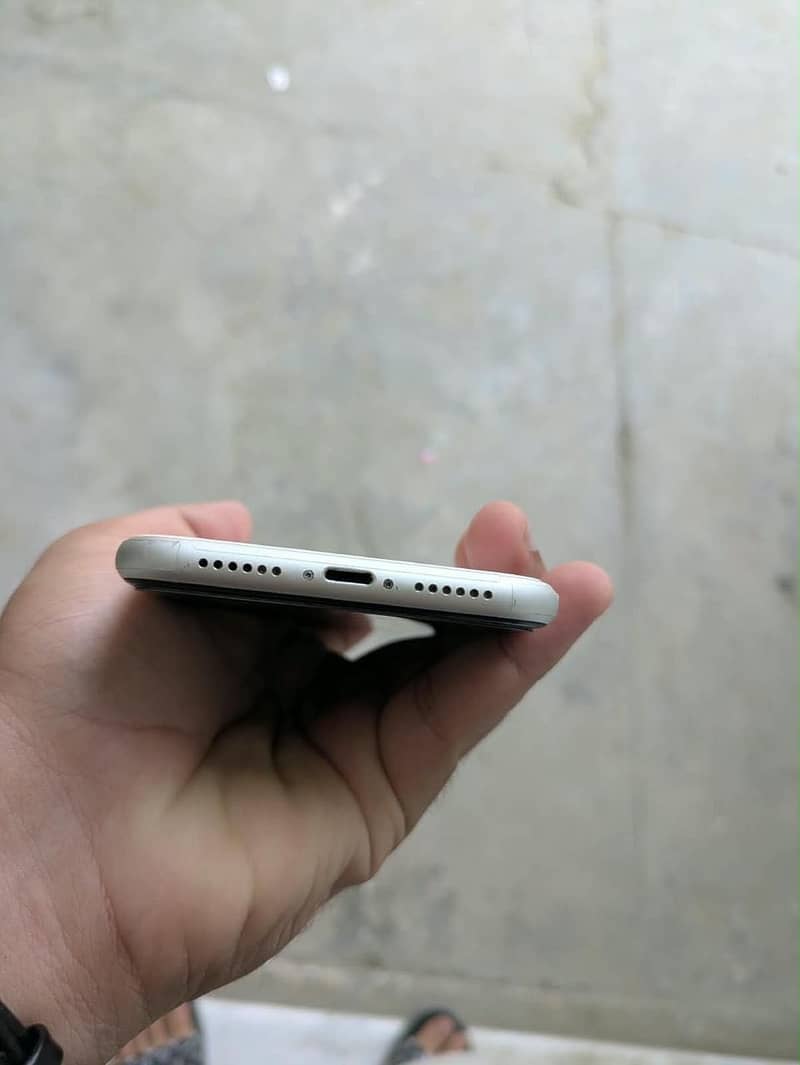 Apple iPhone 11 4