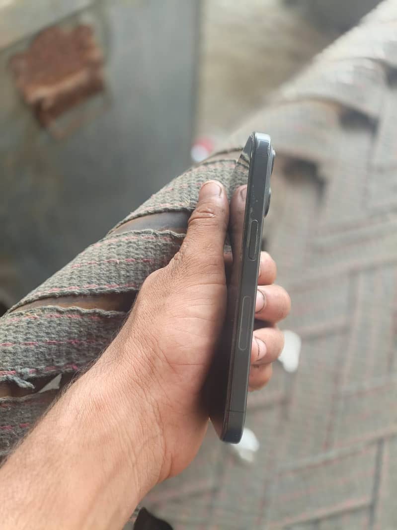 Apple iPhone 15 Pro 2