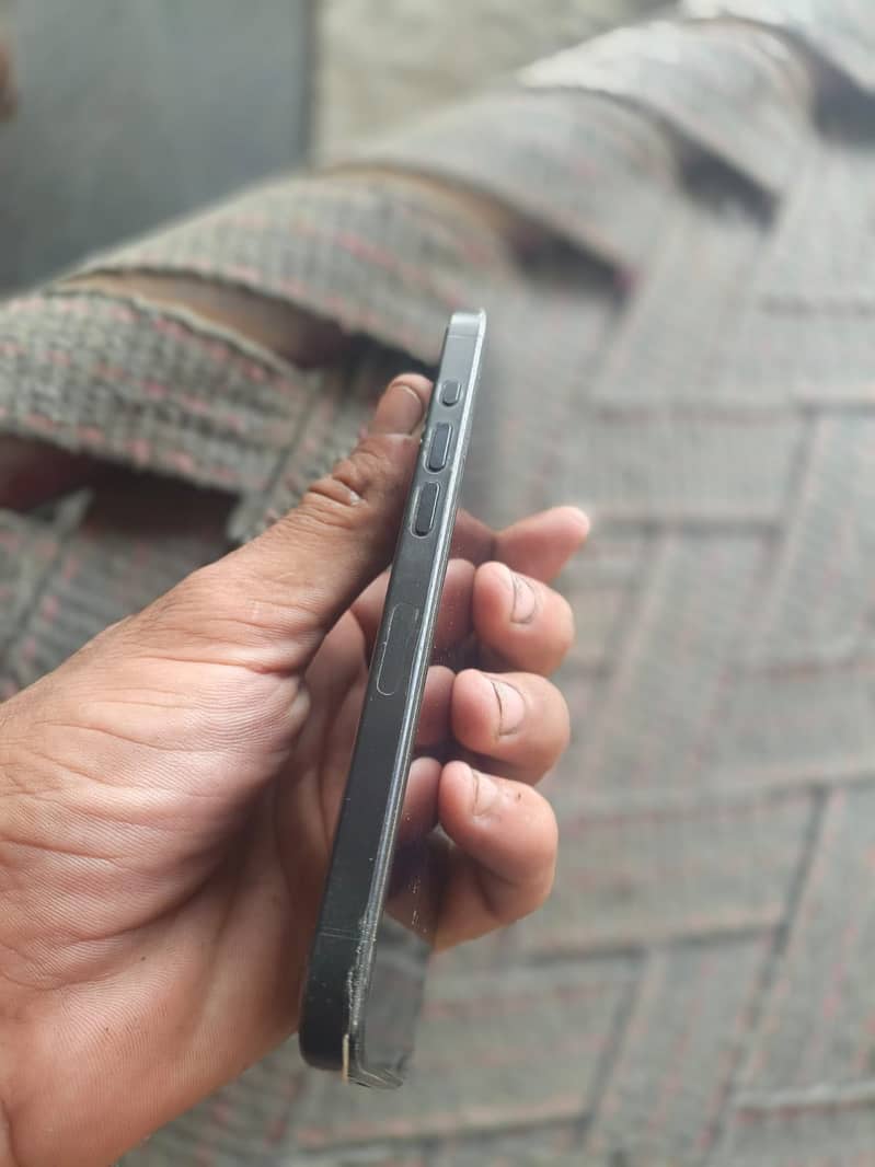 Apple iPhone 15 Pro 4