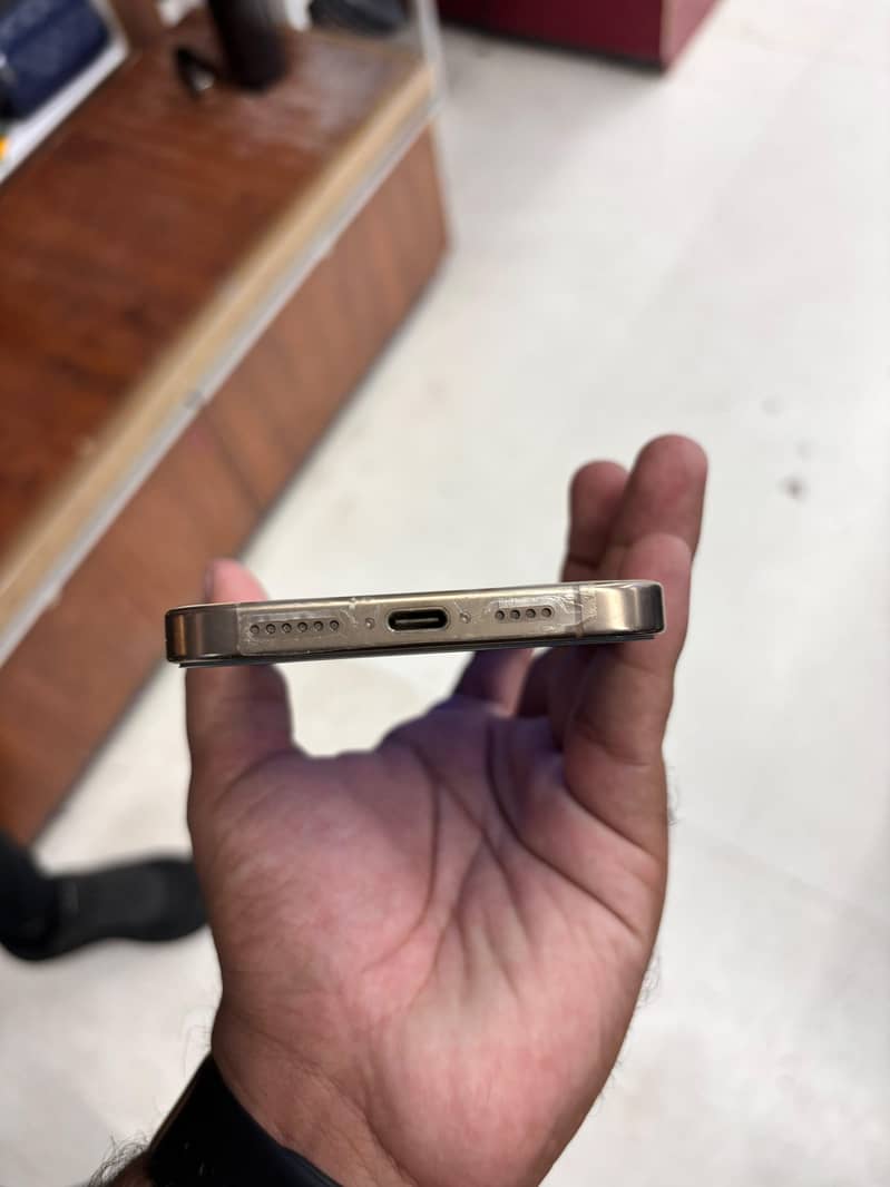 Apple iPhone 16 Pro Max 2