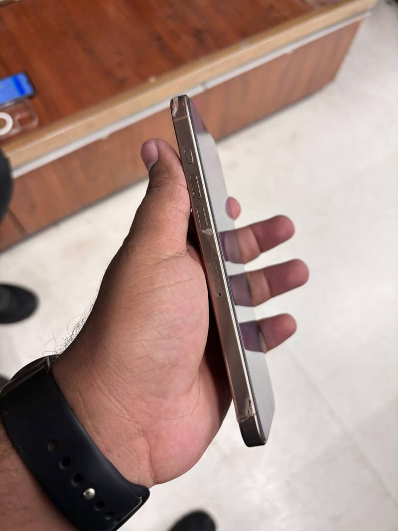 Apple iPhone 16 Pro Max 3