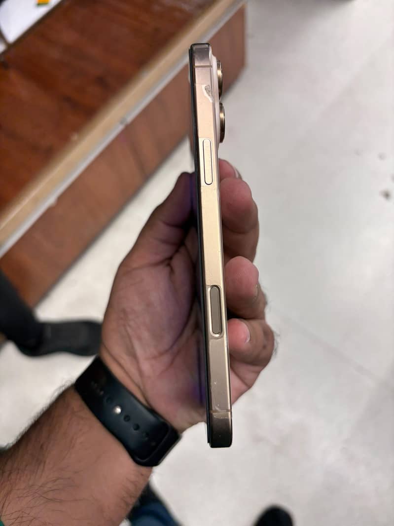 Apple iPhone 16 Pro Max 4