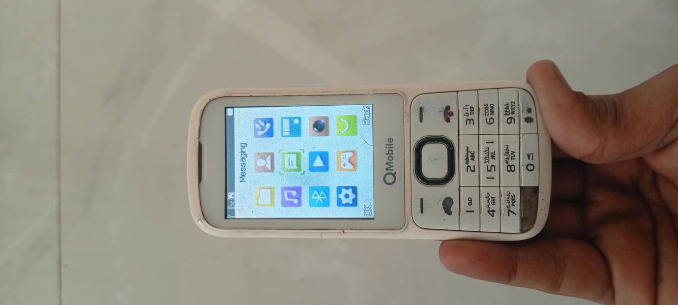 Qmobile e4 1