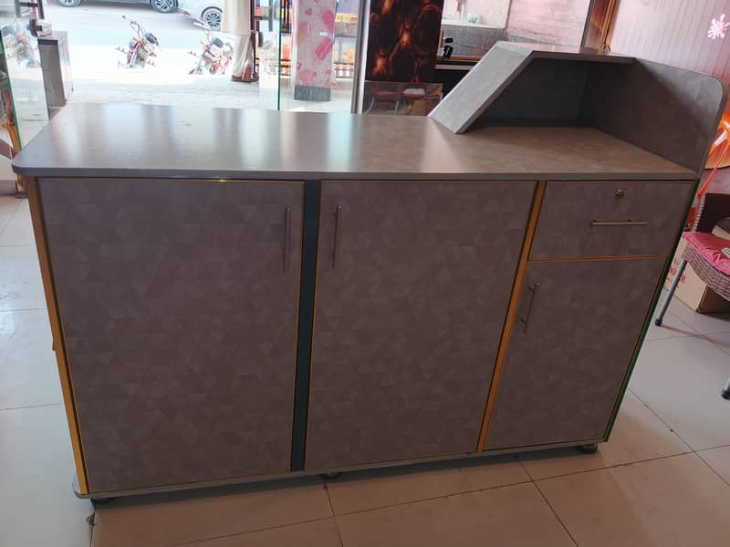 Reception counter 2