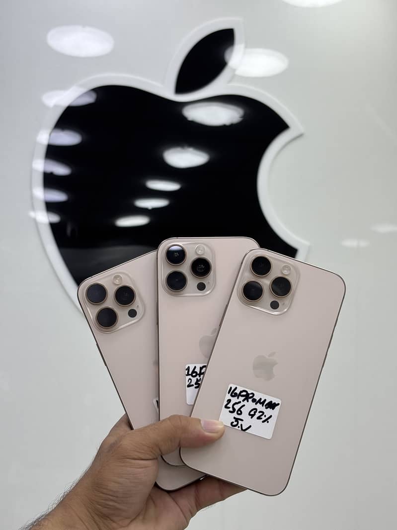 Apple iPhone 16 Pro Max 12