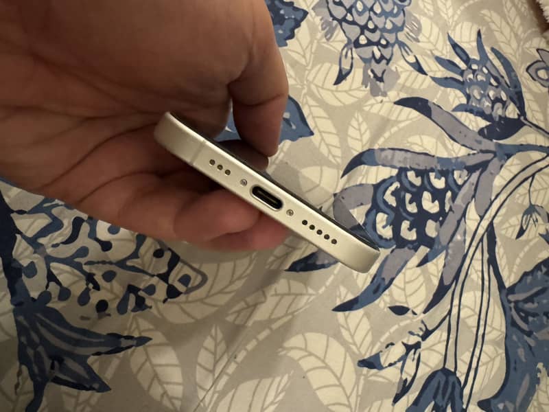 Apple iPhone 16 3