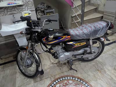 Honda 125 black color 2k27 model